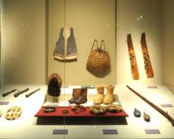 It displays more than 98000 artifacts at three main exhibition halls. You can know about the culture of Korea with the things used by them from prehis